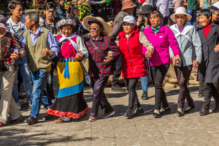LIJIANG, CHINA  - NOVEMBER 8, 2019: Local people dance in the old town of Lijiang, Yunnan province, Chinaのeditorial素材