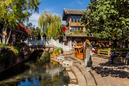 LIJIANG, CHINA  - NOVEMBER 8, 2019: River in the old town of Lijiang, Yunnan province, Chinaのeditorial素材