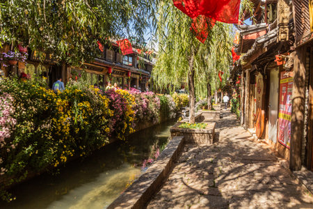 LIJIANG, CHINA  - NOVEMBER 8, 2019: River in the old town of Lijiang, Yunnan province, Chinaのeditorial素材