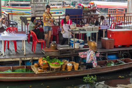 BANGKOK, THAILAND - DECEMBER 14, 2019: Taling Chan floating market in Bangkok, Thailandのeditorial素材