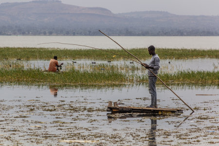 HAWASSA, ETHIOPIA - JANUARY 27, 2020: Fishermen at Awassa lake Ethiopiaのeditorial素材