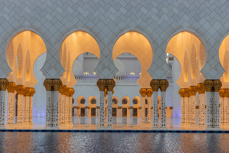 Colonnades of Sheikh Zayed Grand Mosque in Abu Dhabi, United Arab Emirates.の写真素材