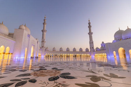 Courtyard of Sheikh Zayed Grand Mosque in Abu Dhabi, United Arab Emirates.の写真素材