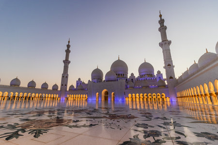 Courtyard of Sheikh Zayed Grand Mosque in Abu Dhabi, United Arab Emirates.の写真素材
