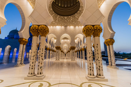 Colonnade of Sheikh Zayed Grand Mosque in Abu Dhabi, United Arab Emirates.の写真素材