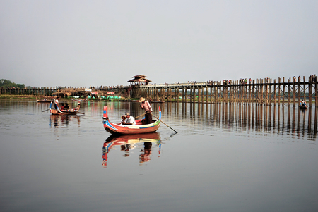 U Bein Bride in Mandalay Myanmar Burma Amarapura Taungthaman Ponのeditorial素材