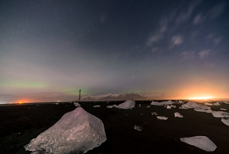 Northern lights on the Diamond beach in south east Iceland, Jokursarlon Vik ice rocks oceanの写真素材