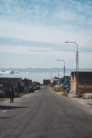 August 18 2019, Ilulissat, Greenland. Panoramic view across the main street of Ilulissat, located on the westcoast of Greenland.のeditorial素材