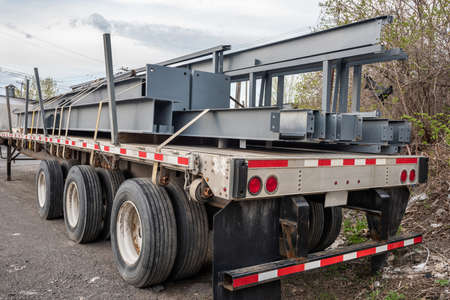 Parked Flat Bed Semi Trailerの素材 [FY310181636078]