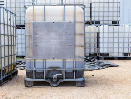 Bulk plastic oil or liquid containers with metallic cage