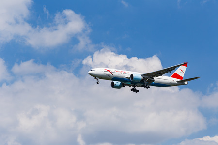 BANGKOK, THAILAND - AUGUST 25: Austrian Airlines Boeing 767 approaching to Airport on August 25, 2015 in Bangkok, Thailandのeditorial素材