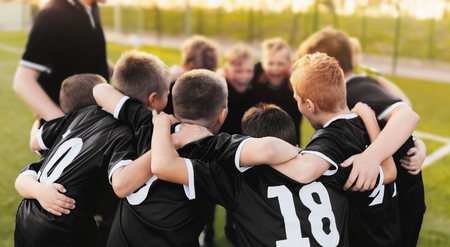 Junior Sport Team Spirit. Boys Sport Team Huddle. Coaching Youth Football Teamの写真素材