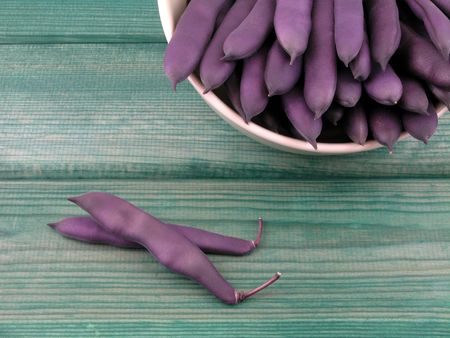 close-ups of purple string beans on boardの写真素材