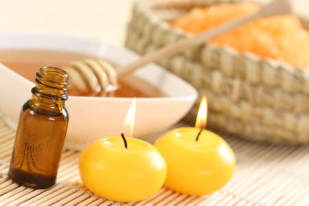 honey and honey bathsalt essential oil with candlesの写真素材