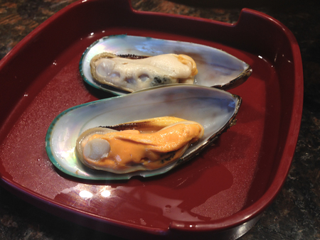 Raw Mussel sliced pieces on  dishの写真素材
