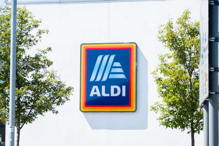 Swindon, Wiltshire, Uk - 21st May 2020: Aldi supermarket logo close up isolatedのeditorial素材