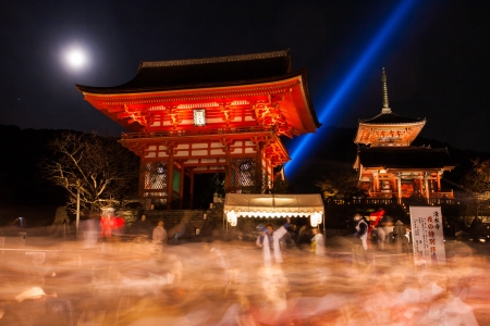 Many People at The gate of Kiyomizu-dera のeditorial素材