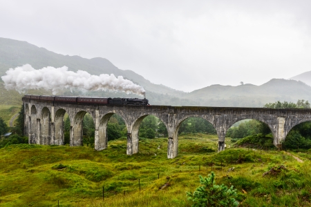 Train on Glenfinnan Viaduct, Scotland, UKの写真素材