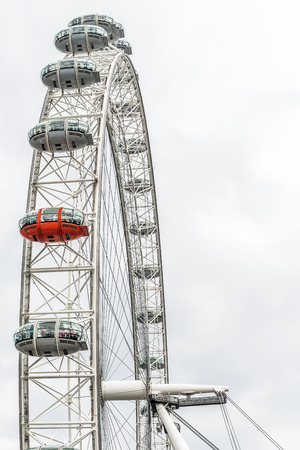 LONDON - AUGUST 27, 2014: Tourists enjoy the view over the city in the capsules of the London Eye, Europeのeditorial素材