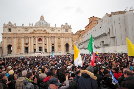 The crowd is waiting in St. Peter Square before the first Angelus prayer of Pope Francis Iのeditorial素材