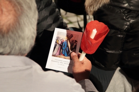 29th March 2013, Colosseum Square, Rome: A pilgrim is reading the booklet of prayers, waiting for the Stations of the Cross chaired by the Pope Francis I around the coliseum on Good Friday.のeditorial素材