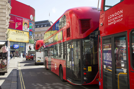LONDON, UK - AUG 12, 2016. Buses que up at lights in piccadilly circusのeditorial素材