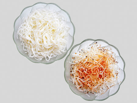 <p>Cooked rice noodles in a bowls, with and without spices. Top view, isolated</p>の写真素材
