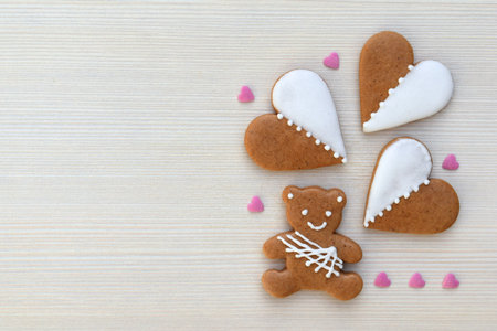 Gingerbread bear and hearts decorated with white icing, copy space for textの写真素材