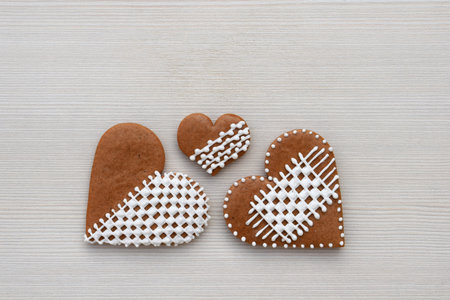 Gingerbread hearts decorated with white icing, copy space for textの写真素材