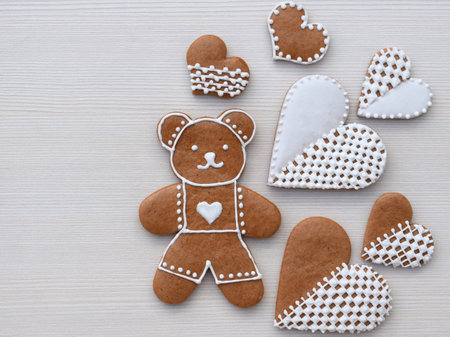 Gingerbread bear and hearts decorated with white icing, copy space for textの写真素材