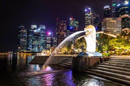 Singapore - 8 11 2018: Merlion fountain in front of Marina Bay hotelのeditorial素材