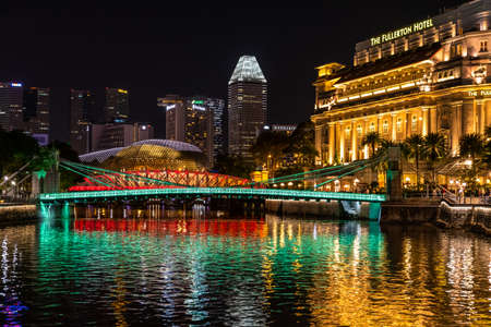 Singapore - 8 11 2018: Cavenagh and Anderson Bridge illuminatedのeditorial素材