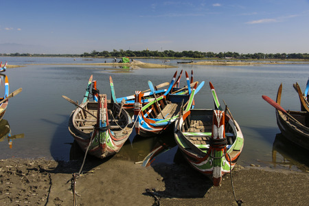 The local boat in Taungthaman Lake near U Bein Bridge in Amarapura, Myanmar (Burma)のeditorial素材