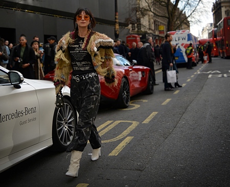 LONDON-17 February 2017 Woman on the street during the London Fashion Weekのeditorial素材