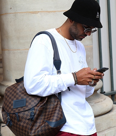 PARIS- 23 June 2017 Man on the street during the Paris Fashion Weekのeditorial素材