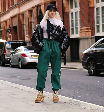 LONDON- 15 September 2017 Woman on the street during the London Fashion Weekのeditorial素材