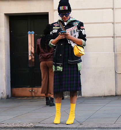 LONDON- 15 September 2017 Woman on the street during the London Fashion Weekのeditorial素材