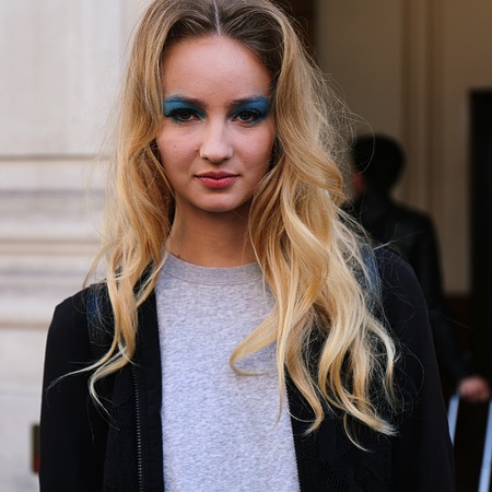 LONDON- 15 September 2017 Woman on the street during the London Fashion Weekのeditorial素材