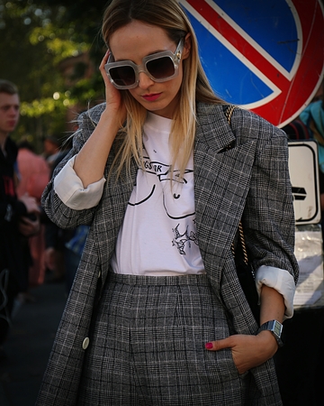 MILAN- 20 September 2017 Woman on the street during the Milan Fashion Weekのeditorial素材