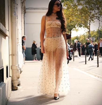 PARIS- 26 September 2017 Woman on the street during the Paris Fashion Weekのeditorial素材