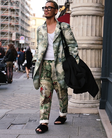 PARIS- 26 September 2017 Man on the street during the Paris Fashion Weekのeditorial素材