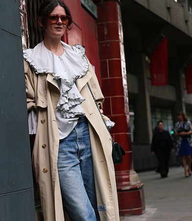 LONDON- 16 September 2017 Woman on the street during the London Fashion Weekのeditorial素材