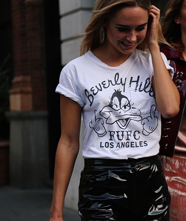 LONDON- 16 September 2017 Woman on the street during the London Fashion Weekのeditorial素材