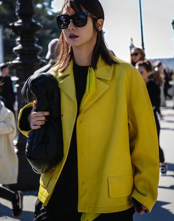 PARIS, France- September 26 2018: Women on the street during the Paris Fashion Week.のeditorial素材