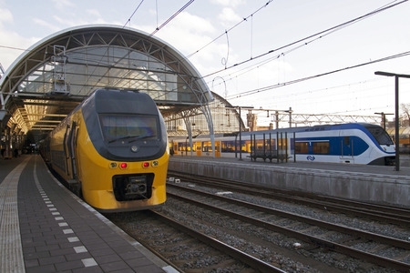 Just arrived train on the central station of Amsterdamのeditorial素材