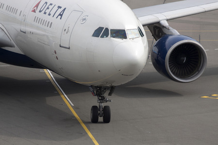 Amsterdam, the netherlands - 24 augustus, 2014: Just arrived Commercial passenger plane from Delta Airlines at Schiphol airportのeditorial素材