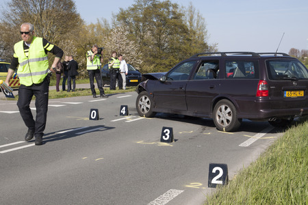 Bovenkarspel, the Netherlands - May 5, 2016: The traffic police do a thorough investigation Following an Accident Involving several at cars, s were bettrokken. and the road for a few hours was Deposited for safety.のeditorial素材