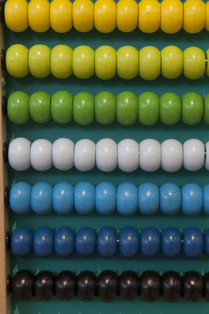 Abacus counting frame. Calculating tool with rainbow colored beads sliding on wires. Gebruikt in pre- en in elementaire scholen als hulpmiddel in het onderwijs van het numerieke systeem en arithmetic of as toy.の写真素材