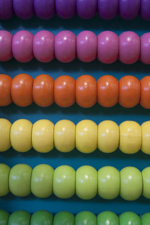 Abacus counting frame. Calculating tool with rainbow colored beads sliding on wires. Gebruikt in...