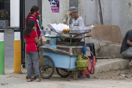 JAKARTA, JAVA, INDONESIA - AUGUST 8, 2018: Indonesian street vendor (warung) along the side of the road. These warung karrejtes on stalls, you see a lot in Indonesia.のeditorial素材